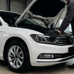 Polat Otomotiv & Özel Servis’te aracın motor bakımının yapıldığı modern servis ortamı, beyaz sedan araç, profesyonel teknisyen